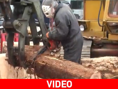 Τι θα κάνει ο μασκοφόρος με το αλυσοπρίονο; Τι θα κάνει ο μασκοφόρος με το αλυσοπρίονο;