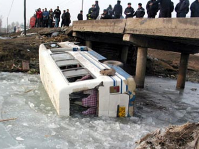Λεωφορείο έπεσε από γέφυρα – 11 νεκροί