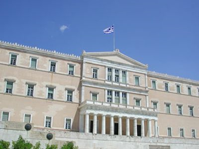 «Πιστολιές» στη Βουλή