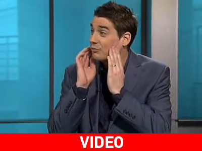 Παρουσιαστής στην τουαλέτα με ανοιχτό… μικρόφωνο