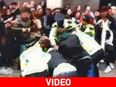 «Πατείς με, πατώ σε» σε μαγαζί με εκπτώσεις στο Λονδίνο