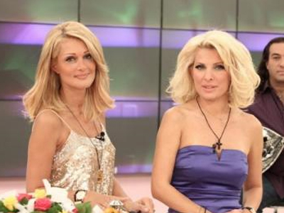 Σε κακή ψυχολογική κατάσταση η Μενεγάκη, δίπλα της η Θεοδωρίδου