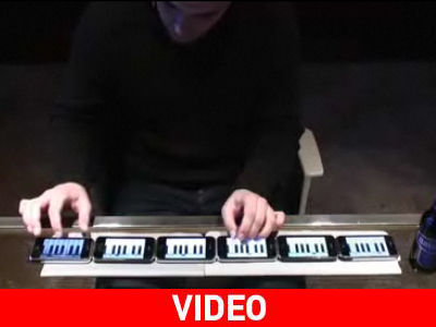 Παίζοντας πιάνο με… κινητά τηλέφωνα