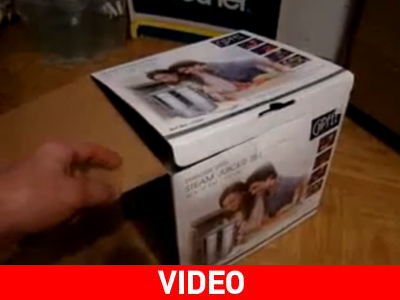 Είναι τριχωτό, έχει ουρά και κρύβεται μέσα στο κουτί…