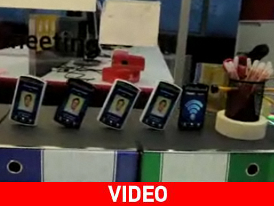 Απίστευτο ντόμινο με… κινητά τηλέφωνα