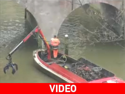 «Ψαρεύοντας» στα κανάλια του Άμστερνταμ