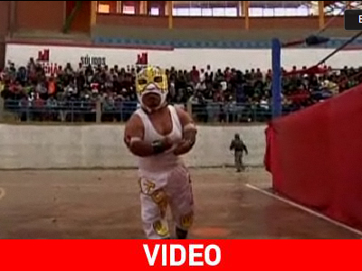 Η μεγάλη επιτυχία ενός… μίνι-παλαιστή