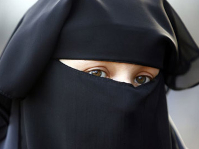 “Όχι” στην απαγόρευση της ολοπρόσωπης μαντίλας