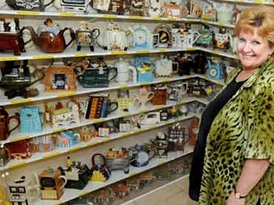 Η γυναίκα που έχει 6.150 τσαγιέρες