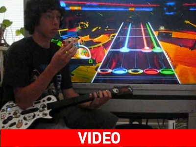 Ολοκληρώνει δύο κύβους Rubik ενώ παίζει «κιθάρα»