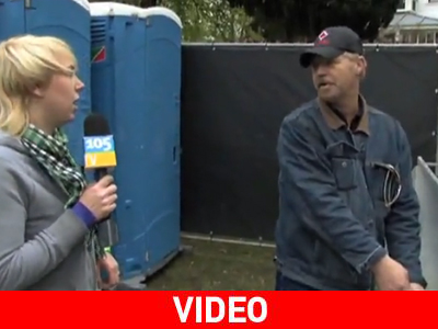 «Πλύθηκε» μέσα στα δημόσια ουρητήρια!