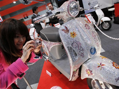 Σκούτερ στολισμένο με κρυστάλλους Swarovski