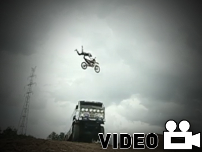 Ταυτόχρονο άλμα μηχανής και φορτηγού… Red bull Style