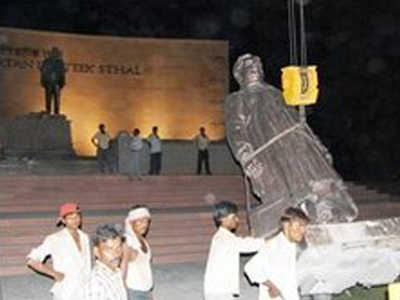 Πολιτικός ζητάει αστυνόμευση για τα αγάλματά της