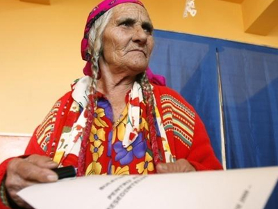 Ανοίγουν οι ρουμανικές κάλπες για τον δεύτερο γύρο