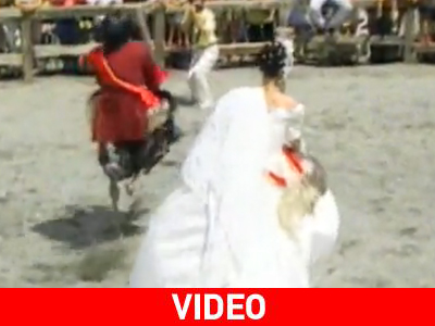 Τι γυρεύει η στρουθοκάμηλος στο γάμο;