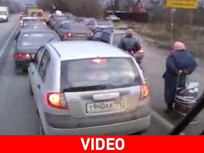 Γιαγιάδες περιμένουν στην ουρά… των αυτοκινήτων Γιαγιάδες περιμένουν στην ουρά… των αυτοκινήτων