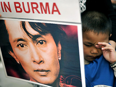 Μήνυμα στήριξης από Gordon Brown στην Aung San Suu Kyi