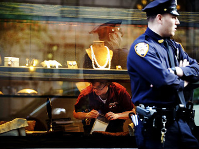 «Ποντικοί» έκλεψαν κοσμηματοπωλείο μέσω των υπονόμων