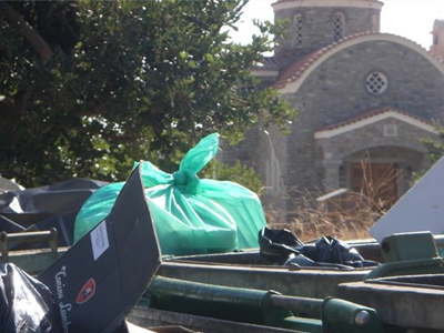 Τα σκουπίδια μένουνε Ελούντα