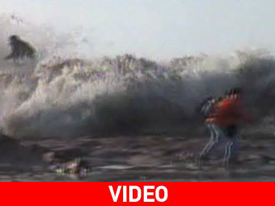 Κύματα παρέσυραν θεατές σε διαγωνισμό σέρφινγκ
