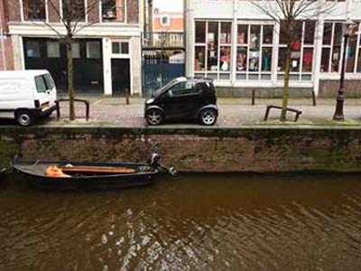 Πετάνε τα Smart στα κανάλια του Άμστερνταμ