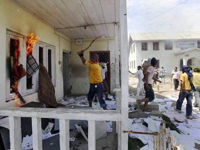 Σε αναμμένα κάρβουνα η κυβέρνηση του Κασμίρ