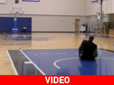 Σκόραρε σουτάροντας καθιστός από την άλλη μπασκέτα! Σκόραρε σουτάροντας καθιστός από την άλλη μπασκέτα!