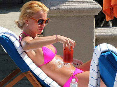 Η Britney με φούξια μπικίνι