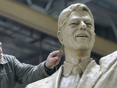 Άγαλμα στον Bill Clinton στην Πρίστινα