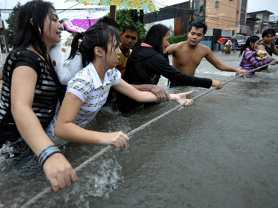 Οι δυνάμεις της φύσης «κυκλώνουν» τις Φιλιππίνες