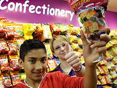 Του ζήτησαν ταυτότητα για να αγοράσει… καραμέλες