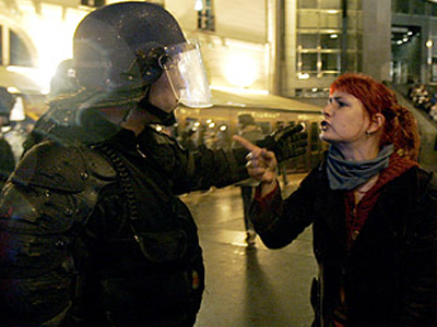 Η Αστυνομία προσεγγίζει τη νεολαία στη Γαλλία