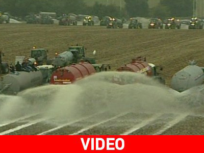 Πότισαν με τρία εκατομμύρια λίτρα γάλακτος