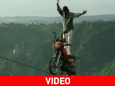 Ακροβατώντας στο κενό… Ακροβατώντας στο κενό…