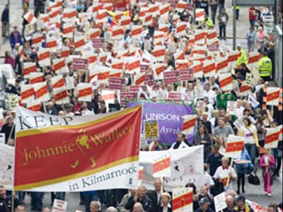 Χιλιάδες άνθρωποι στην «κηδεία» του Johnnie Walker