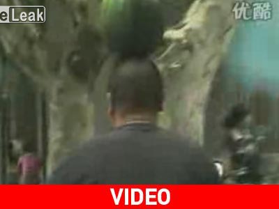 Οδηγώντας μηχανάκι με ένα… καρπούζι στο κεφάλι