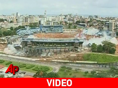 Ελεγχόμενη έκρηξη κατεδαφίζει γήπεδο ποδοσφαίρου