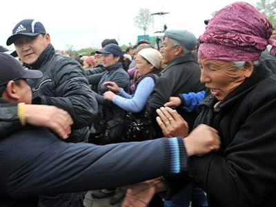 Έφοδος υποστηρικτών του Bakiyev σε κυβερνητικά κτίρια