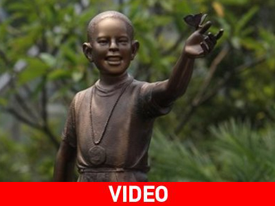 Σε προαύλιο σχολείου ο δεκάχρονος «Ομπάμα»