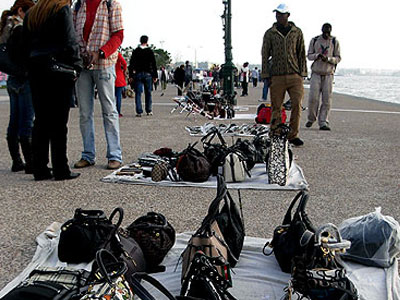 «Έφοδος» σε καντίνες και πάγκους