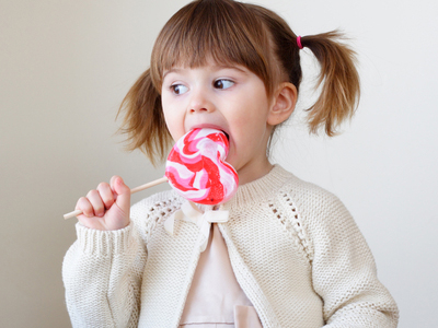 Μην επιβραβεύετε τα παιδιά σας δίνοντάς τους γλυκά