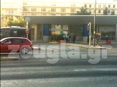 Επτά «ιερολοχίτες» έξω από το Υπουργείο Εθν. Άμυνας Επτά «ιερολοχίτες» έξω από το Υπουργείο Εθν. Άμυνας