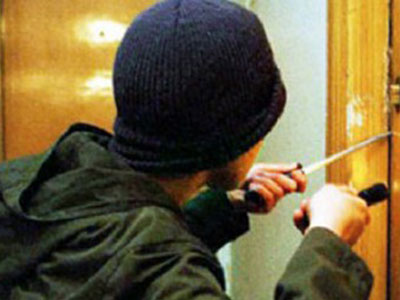 Εκμεταλλεύτηκαν την απουσία τους