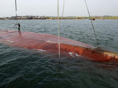Δεκάδες αγνοούμενοι από ναυάγιο στον ποταμό Πάντμα