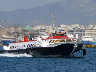 Ταλαιπωρία για τους επιβάτες του «Flying Dolphin XV»