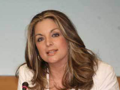 «Άντζελα μείνε στον… ανελκυστήρα!»