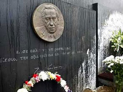 Επανενταφιάστηκαν τα λείψανα του Τάσσου Παπαδόπουλου