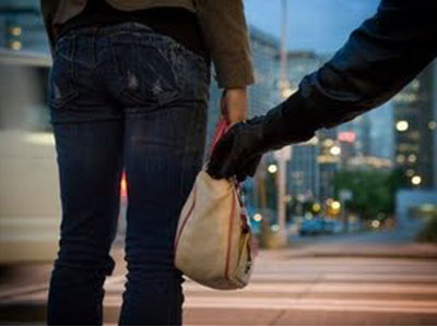 Την ξυλοκόπησαν στη μέση του δρόμου