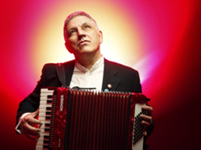 Ο Νίκος Πορτοκάλογλου στο Γυάλινο Μουσικό Θέατρο